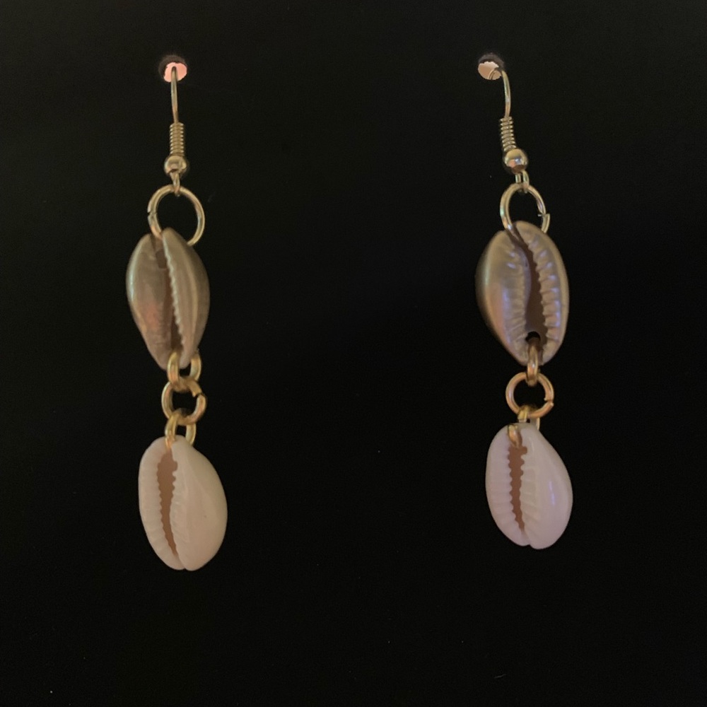 Gold cowrie Shell drop earrings - Picture 2 of 2
